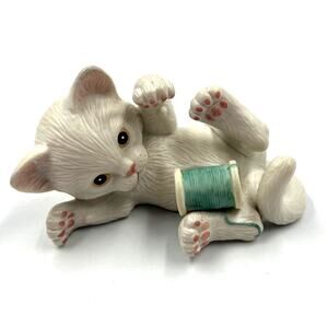 Vintage Enesco Kathy Wise 1990 Kitten Figurine Laying Down Playing Thread Spool